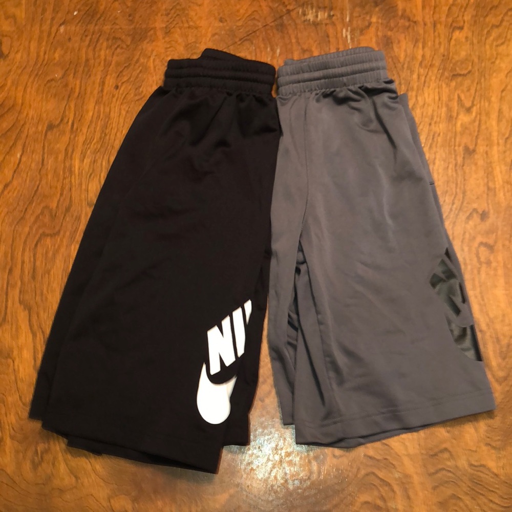 Boys nike grey+black shorts bundle size:lrg